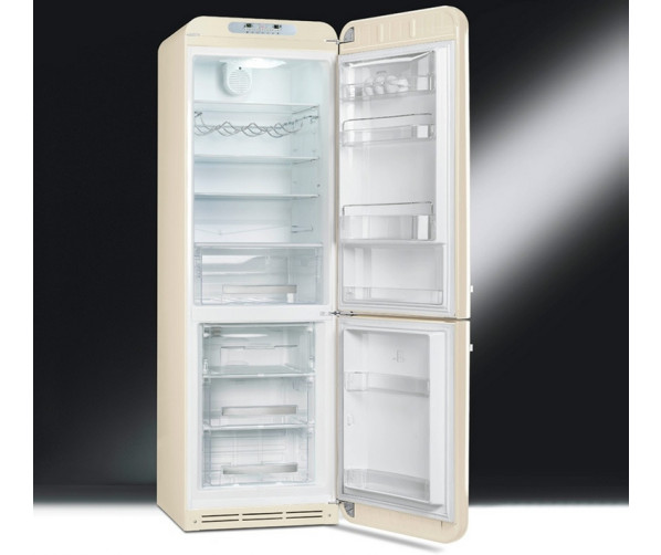 De Smeg FAB32RP1 met geopende deuren. Voorzien van energieklasse A++ label