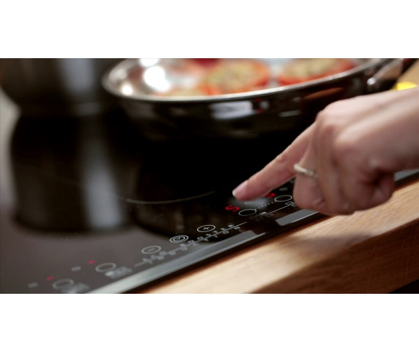 De WHIRLPOOL inductie kookplaat ACM808NE is voorzien van tiptoets bediening en flexicook