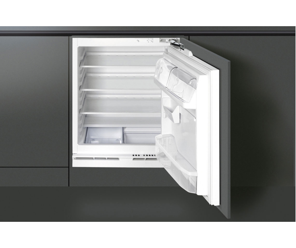 De Smeg FR148AP dient onder het aanrecht geplaatst te worden waarna de keukendeur er weer voor bevestigd kan worden.