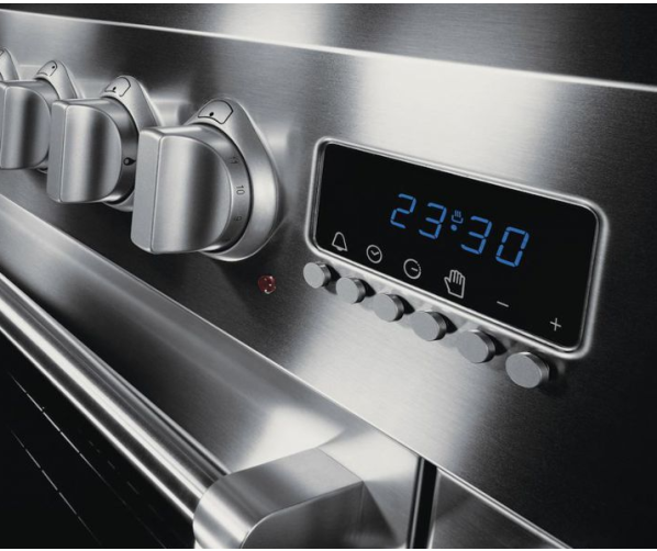 Het design van de Steel G12FF-4TM is stoer, strak met grote rvs knoppen