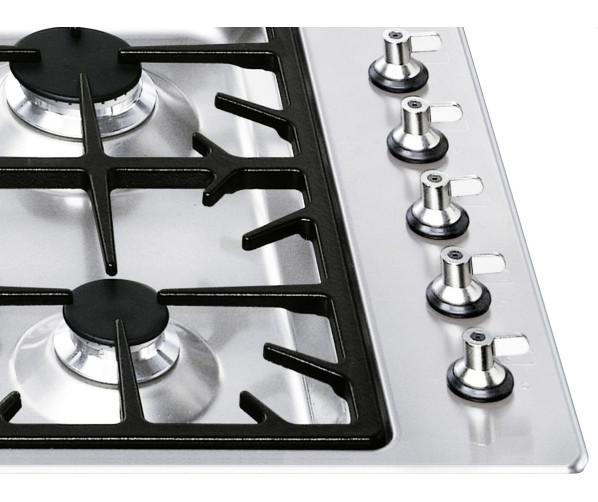 De bediening van de Smeg GKIC95-3 zit links en is voorzien van de kenmerkende SMEG knoppen.