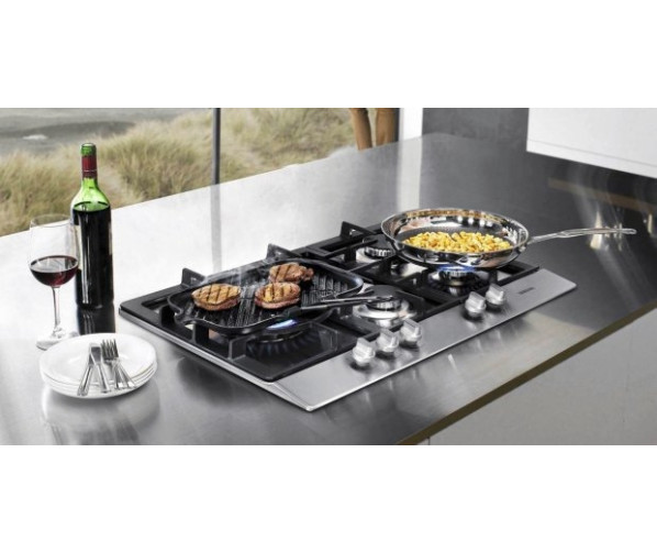 Fraai design op de Samsung GN7A2IFXD uitgevoerd met gietijzeren pandragers.