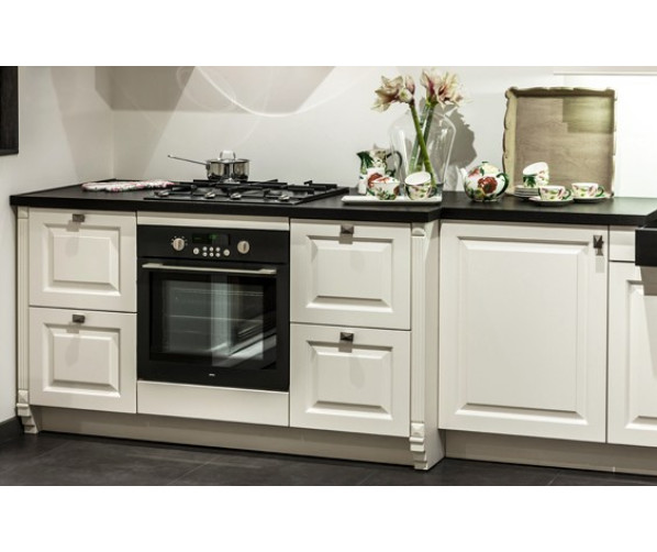 De Atag HG6292BA gecombineerd met een bijpassende oven eveneens in de kleur grafiet
