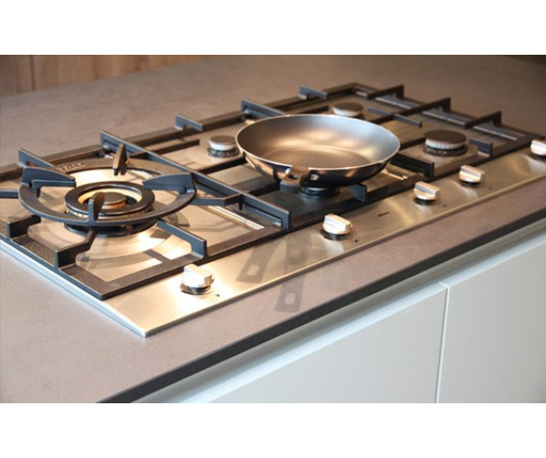 De Atag HG9711BA heeft een strak design en is voorzien van een 4,5 kW sterke wokbrander links