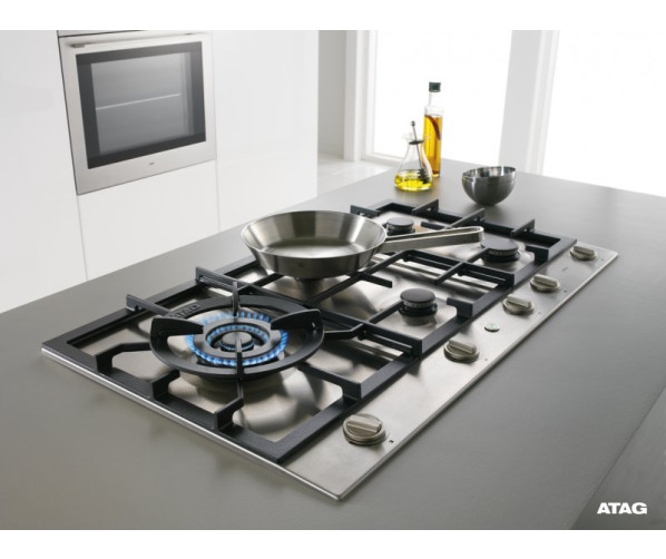 De Atag HG9711CA is uitgevoerd met vijf branders waaronder een sterke wokbrander links