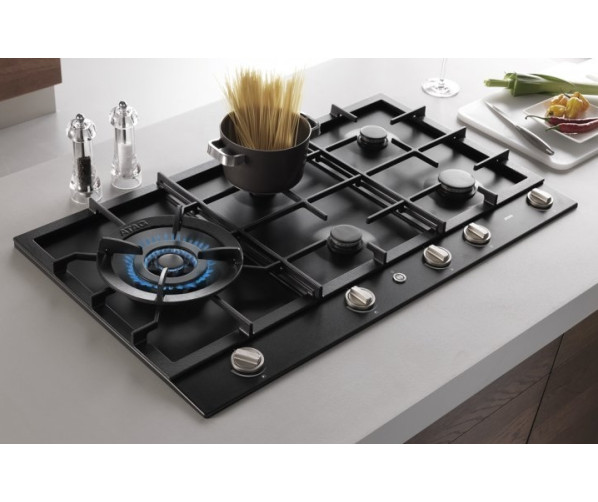 De Atag HG9792CA is uitgevoerd in de kleur grafiet en is voorzien van het kindveilige Easy Flame Control systeem