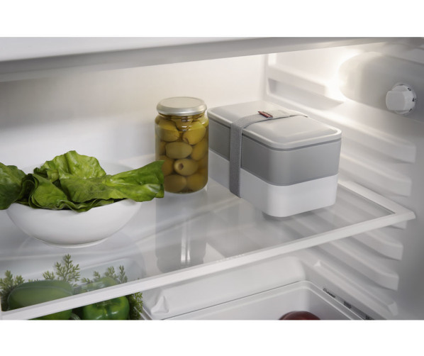 De legplateaus van de Indesit IN TSZ 1612 onderbouw koelkast zijn van stevig glas