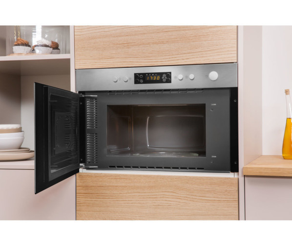 De Indesit MWI 3211 IX is uitgevoerd met een linksdraaiende deur en de bediening daarboven