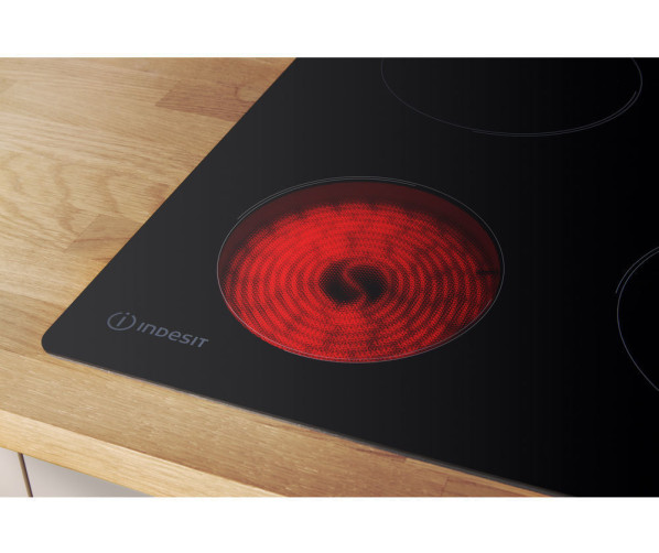 De Indesit RI 161 C heeft opgloeiende zones welke duidelijk aangeven welke warm zijn