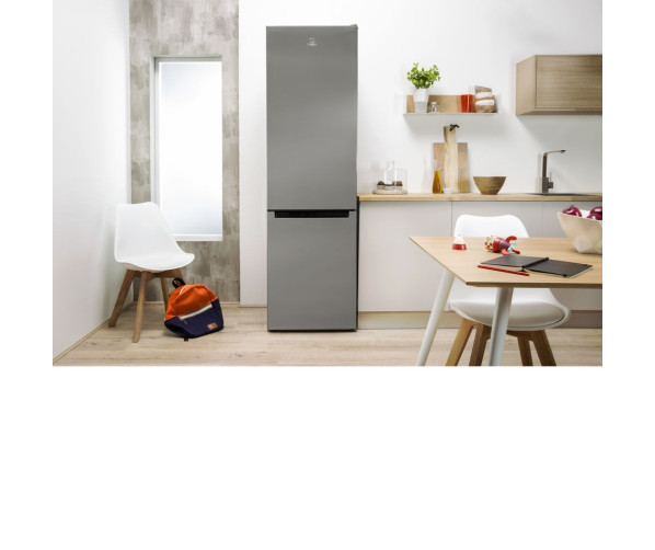De Indesit LR8S2XB koelkast kan fraai gecombineerd worden in de moderne keuken