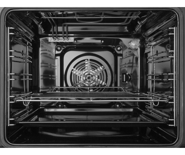 De oven heeft een inhoud van 65 liter en beschikt over 10 ovenfuncties