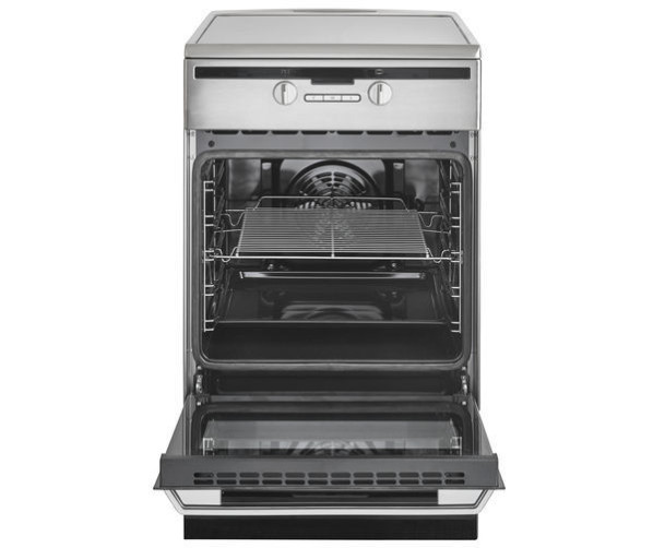 De oven onder het inductie kookgedeelte is ruim en snel op temperatuur
