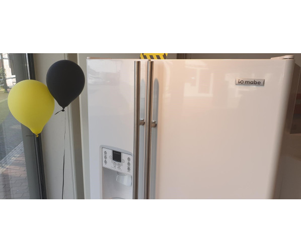 Fraai is combinatie van hoogglans witte deuren en de stoere rvs grepen