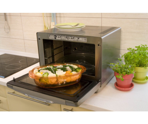 De Whirlpool combi magnetron JT379SL is uitgevoerd in de kleur zilvermetalic en beschikt over een stoomfunctie