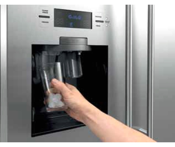De ijsblokjesmachine werkt volautomatisch op een vaste wateraansluiting