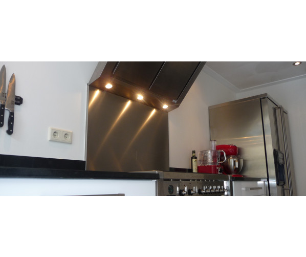 Foto van de Smeg KIT1A1-6 geplaatst in een keuken en gecombineerd met een SMEG Opera fornuis