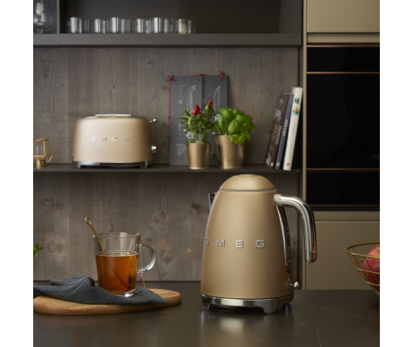 Smeg KLF03CHMEU waterkoker mat champagne