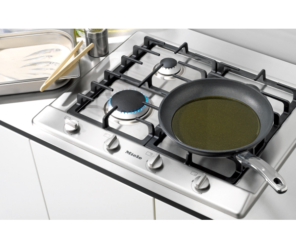 De Miele KM2010G heeft een sterkbrander linksvoor