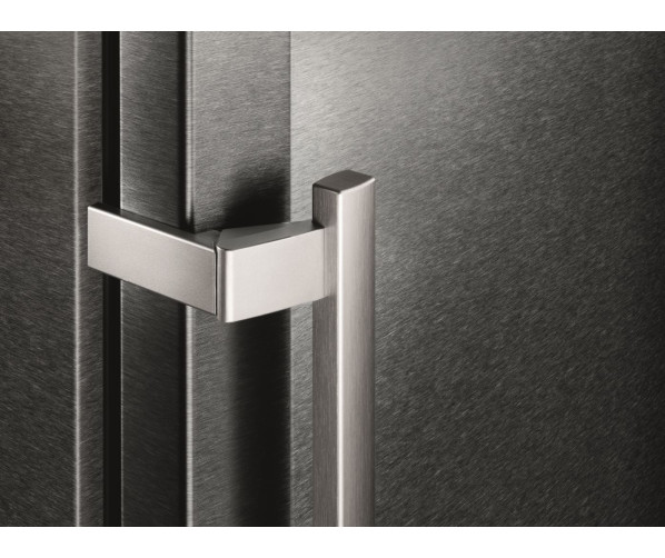 De Liebherr CNPbs4013 koelkast zwart heeft massief aluminium deurgrepen
