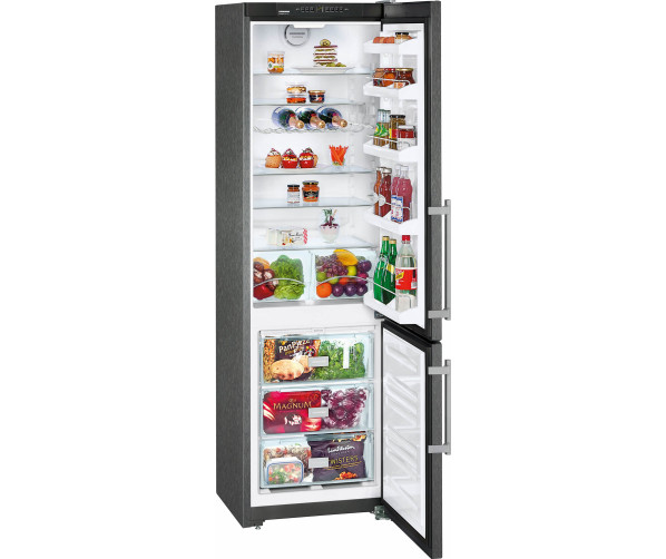 De Liebherr CNPbs4013 koelkast zwart heeft twee groente- en fruitladen op een rolplateau