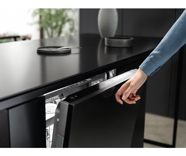 De Miele G 7965 SCVi XXL heeft een knock2open functie.