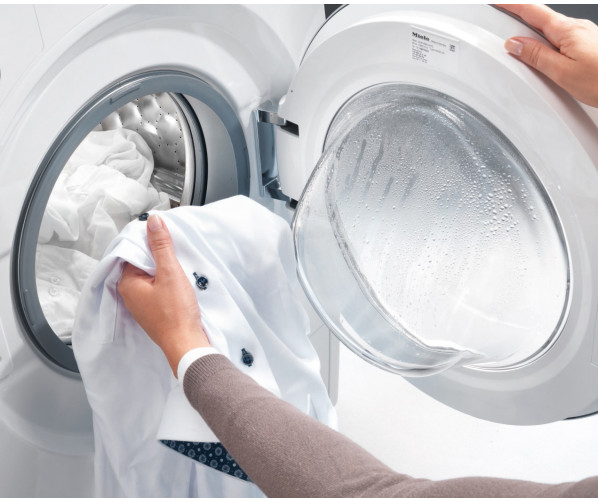 De Miele WEF375WPS heeft een rechtsdraaiende deur en een grote vulopening