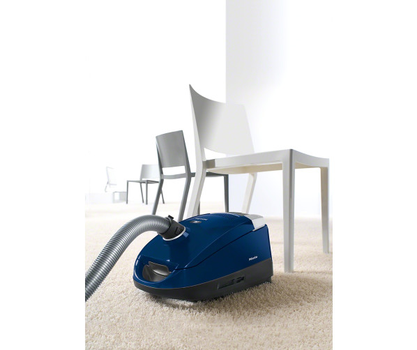 De Miele Compact C2 stofzuiger is vanwege zijn drie rondom zwenkbare wielen uiterst wendbaar