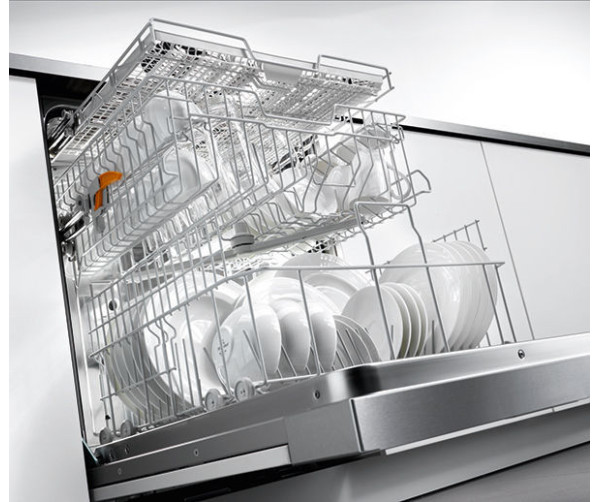 De Miele G6470 SCVi inbouw vaatwasser is voorzien van een besteklade apart van de korven