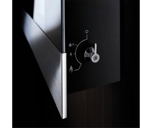 Bediening aan de zijkant met kenmerkende SMEG knop op de Smeg P23CL