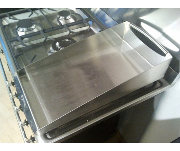 De Smeg PPX6090 is gemaakt uit diverse lagen roestvrijstaal en heeft een gewicht van ongeveer 9 kg.