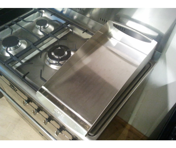 De opstaande randen zorgen voor een perfect spatscherm bij het gebruik van de tepan yaki
