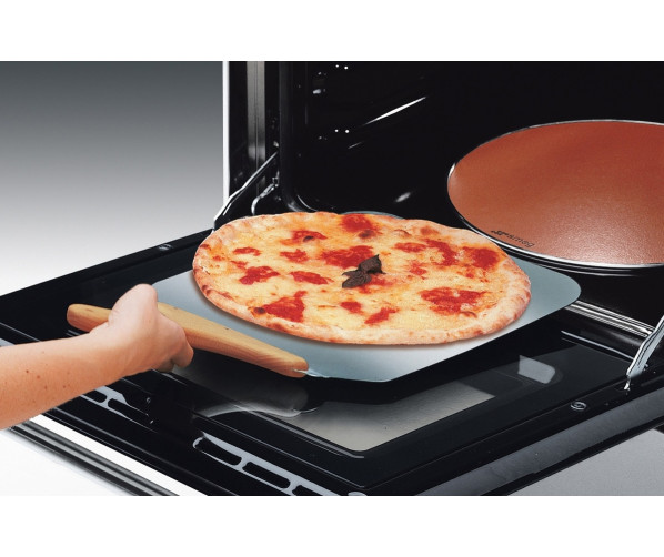 Foto van de SMEG pizzasteen PRTX gecombineerd met bijpassende pizzaschep PALPZ
