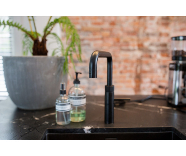 De Quooker COMBI+ & CUBE is tegenwoordig ook leverbaar met de Fusion Square keukenkraan in het zwart