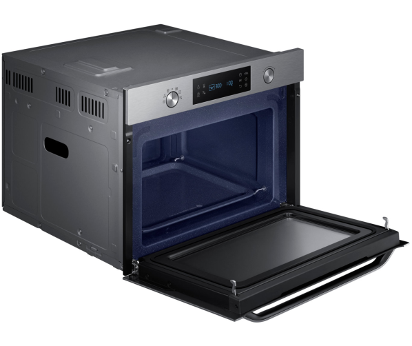 Praktisch is de ruime inhoud van 50 liter binnenin deze Samsung magnetron