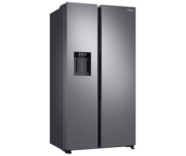 De ijsdispenser bevindt zich op de deur van de vriezer van de Samsung RS68N8222S9