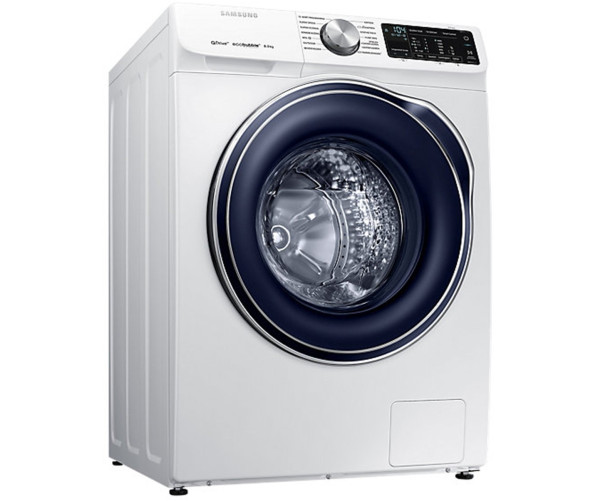 Praktisch is het schuine bedieningspaneel op de Samsung WW8BM642OBW wasmachine
