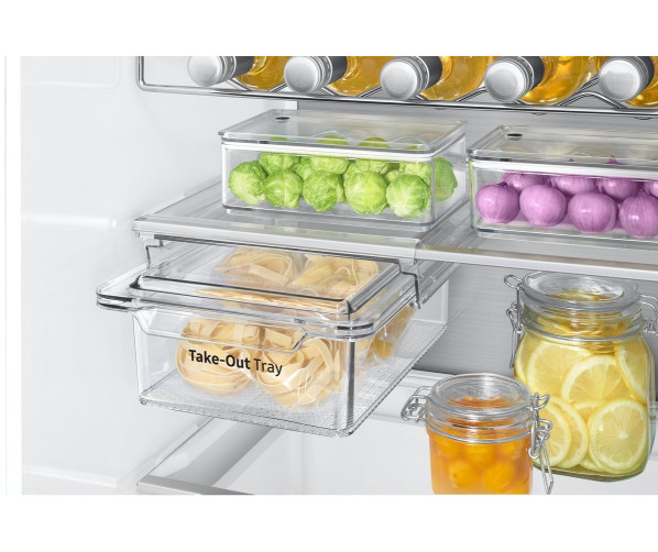 De binnenzijde van de Samsung BRB260187WW is praktisch met chromen flessenrek en take-out tray