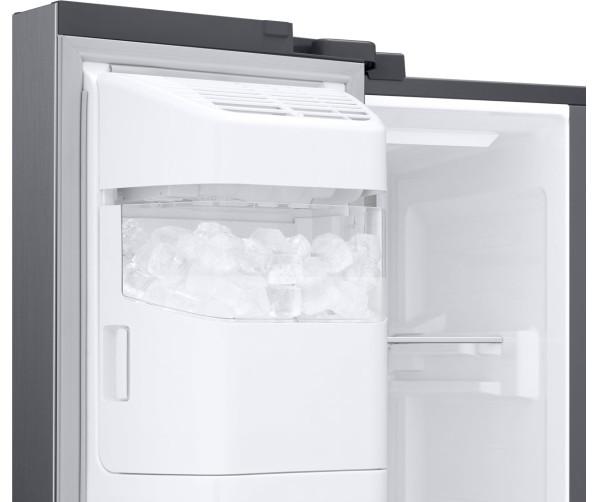 Zeer praktisch is de ijsblokjesmachine die verplaatst is naar de deur en daardoor minder ruimte inneemt.