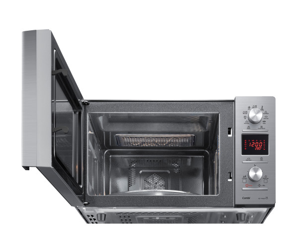 De binnenzijde van de Samsung CE118PE-X1, uitgevoerd met ruim interieur
