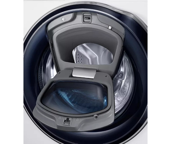Foto van de geopende klep in de deur van de Samsung WW90K6604QW Addwash wasmachine