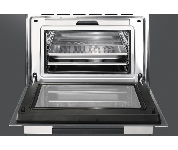De Smeg SC45VNE2 stoomoven is voorzien van een een reservoir en hoeft zodoende niet op een vaste wateraansluiting te worden aangesloten