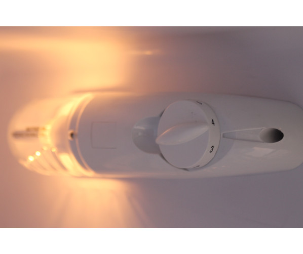 Foto van de bediening en verlichting binnenin de koelkast