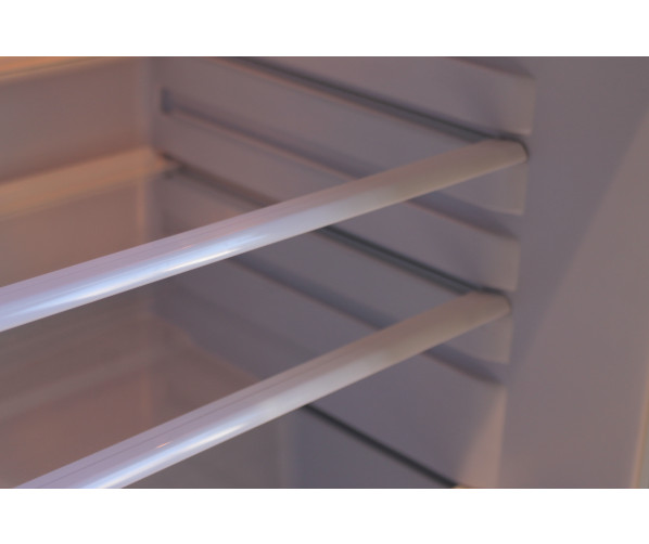 Dankzij de glazen plateaus in de Schaub Lorenz TL55F-8595 heeft u een overzichtelijk interieur