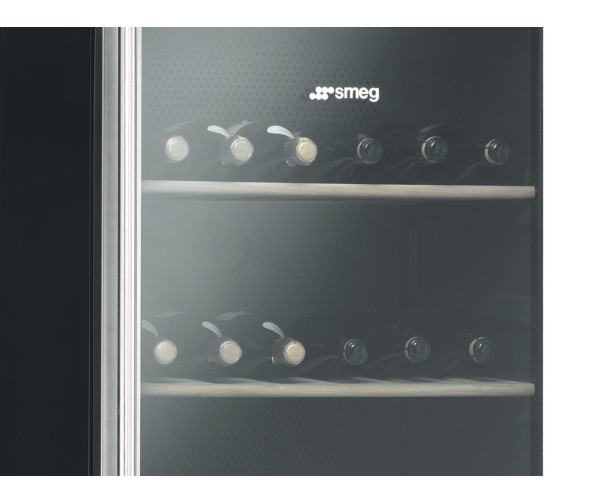 Dankzij de geinte ruit, de optimale temperatuur en luchtvochtigheid, het koolstoffilter en de electronische bediening biedt deze koelkast optimale omstandigheden om wijn in te plaatsen.