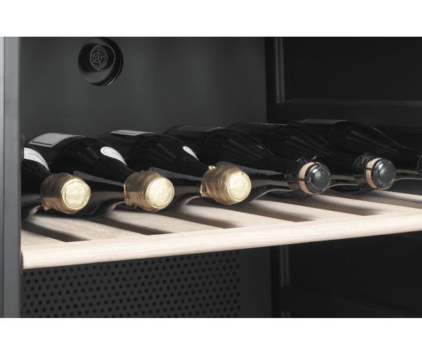 De Smeg SCV115A wijn koelkast beschikt over houten rekken aan de binnenzijde