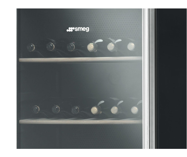 Het design van de Smeg SCV115AS is strak, voorzien van een deur met getint glas en een roestvrijstaal kader