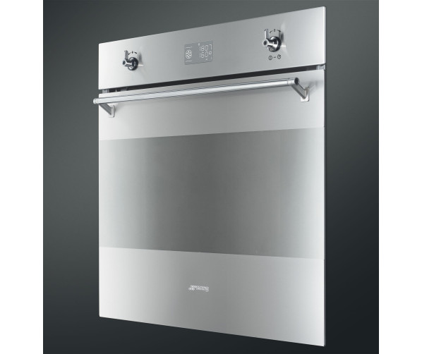 De Smeg SFP390X1 is voorzien van een strak design mede door de vlakke vormgeving en de lange stanggreep