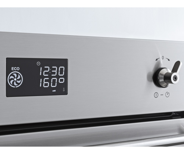 De Smeg SFP390X1 heeft een digitaal bedieningspaneel voor het instellen van tijd, temperatuur e.d.