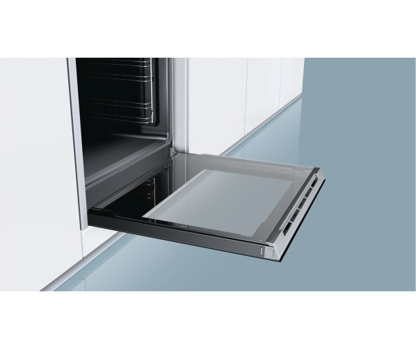 De uitklapbare, 60 cm. brede ovendeur van de Siemens HE33GB550 inbouw oven