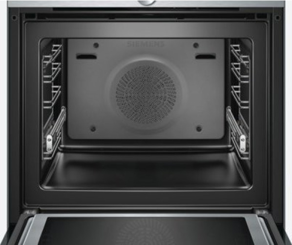 De binnenzijde van de Siemens HM633GNS1 oven met magnetron die wordt geleverd met bakplaten